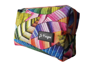 >> NECESSAIRE MULTIFUNCIONAL COLORIDA GEOMÉTRICA DE POLIÉSTER FORMATO RETANGULAR - LE VANGEE - Tam: (17x13x6) CM - Ref: 54046 (EAN13:7899700505266)