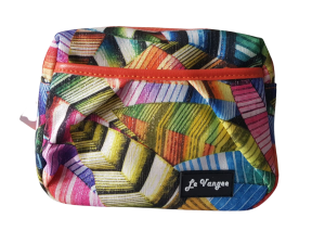 >> NECESSAIRE MULTIFUNCIONAL COLORIDA GEOMÉTRICA DE POLIÉSTER FORMATO TRAPÉZIO - LE VANGEE - Tam: (17 x 13 x 7) CM - Ref: 54047 (EAN13:7899700505273)