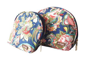 >>>>** KIT 2 NECESSAIRES FLORAL AZUL ORIENTE MULTIFUNCIONAL DE POLIÉSTER - LE VANGEE - TAM: (21 X 7 X 16) CM - REF: 11520026 (EAN13:7899700503446)