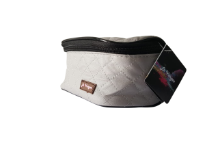 > NECESSAIRE MULTIFUNCIONAL CINZA MATELASSÊ DE POLIÉSTER FORMATO BAÚ - LE VANGEE - TAM: (17 X 11 X 8) CM - REF: 11520029 (EAN13:7899700503477)